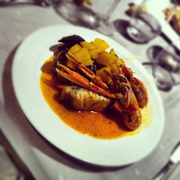 Photo taken at Restaurante Los Remos La Nao by Roberto R. on 8/10/2012
