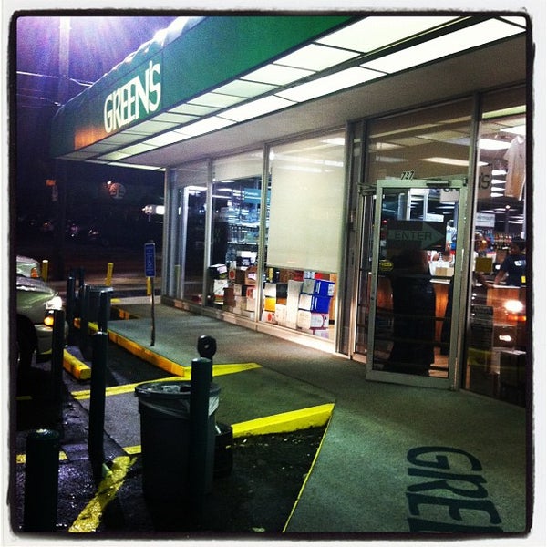7/21/2012 tarihinde Tyler L.ziyaretçi tarafından Green&#39;s Beverages'de çekilen fotoğraf