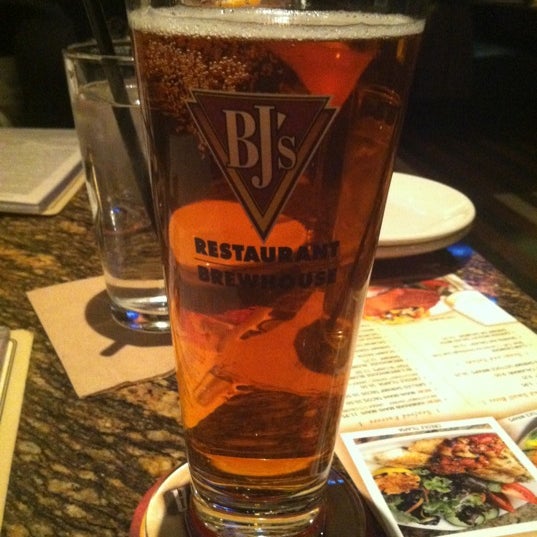 Photo taken at BJ&#39;s Restaurant &amp; Brewhouse by Daniel R. on 4/24/2012