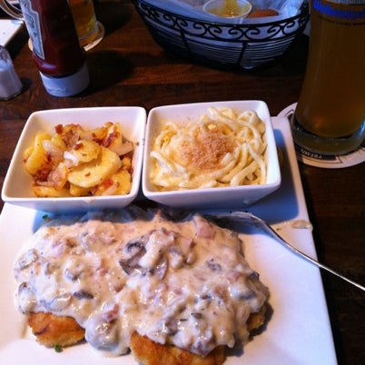 8/31/2012 tarihinde Mike B.ziyaretçi tarafından Wurst Und Bier'de çekilen fotoğraf