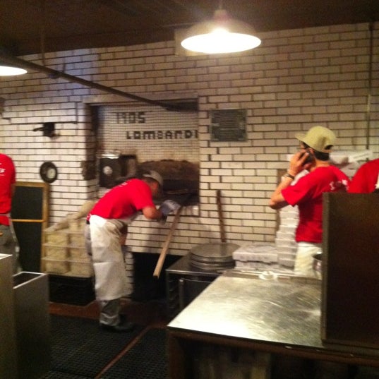 Das Foto wurde bei Lombardi&#39;s Coal Oven Pizza von David M. am 6/14/2012 aufgenommen