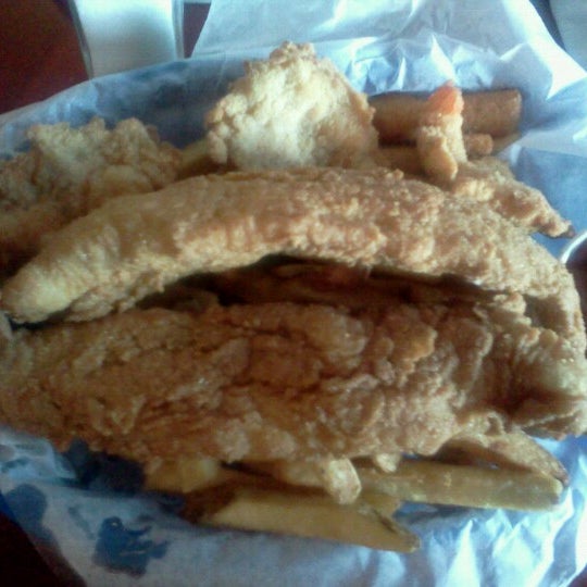 6/29/2012 tarihinde Amber W.ziyaretçi tarafından Zeke&#39;s Fish &amp; Chips'de çekilen fotoğraf