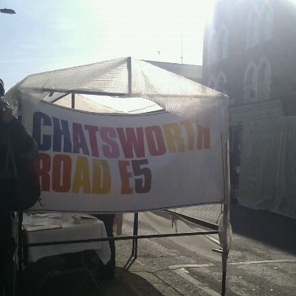 Das Foto wurde bei Chatsworth Road Market von Sarah T. am 2/26/2012 aufgenommen