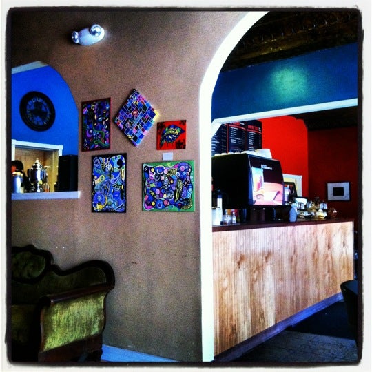 4/17/2012 tarihinde Erica S.ziyaretçi tarafından The Happy Cappuccino Coffee House'de çekilen fotoğraf