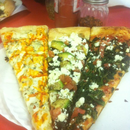 Foto scattata a Vinnie&#39;s Pizzeria da Janiejaner G. il 2/11/2012