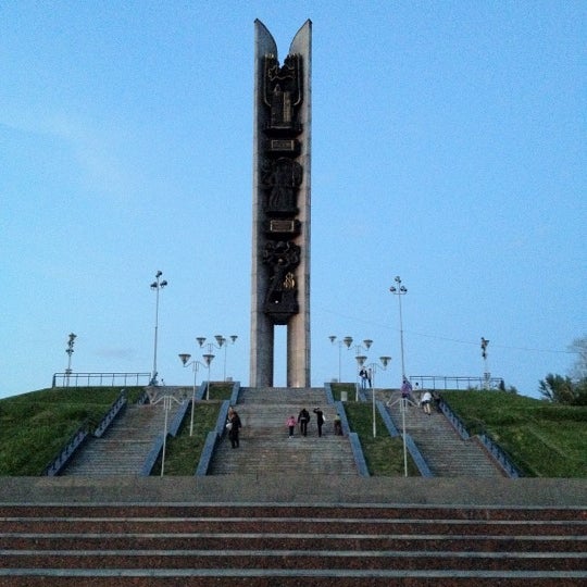 Монумент дружбы народов ижевск рисунок