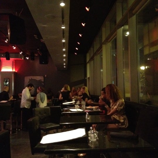 Photo prise au Krave Restaurant &amp; Lounge par Daniel S. le8/5/2012