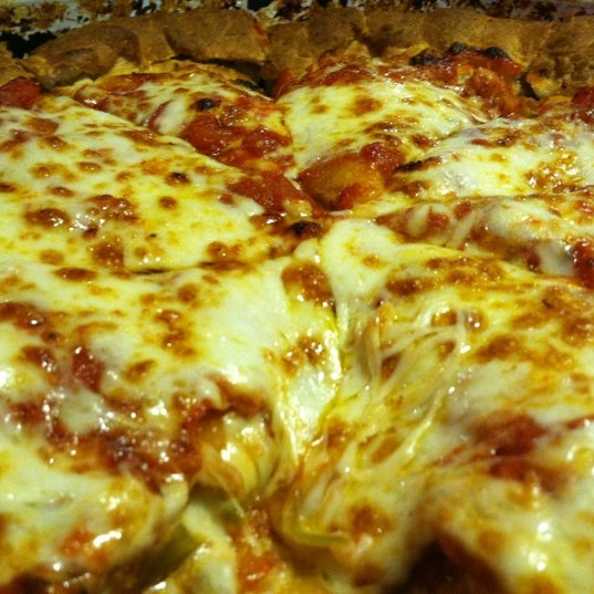 รูปภาพถ่ายที่ Windy City Pizza and BBQ โดย Chase S. เมื่อ 2/25/2012