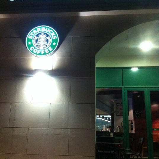Foto tirada no(a) Starbucks por Aida W em 5/29/2012