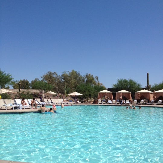 8/25/2012 tarihinde Grace K.ziyaretçi tarafından Talking Stick Resort Pool'de çekilen fotoğraf