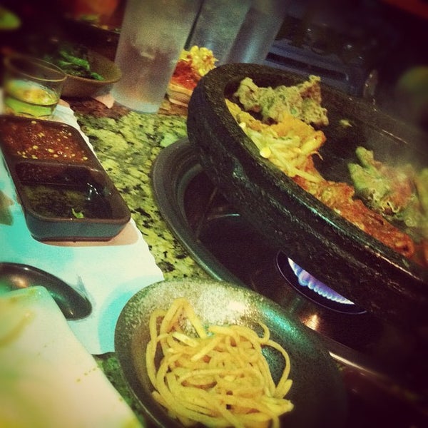 4/15/2012 tarihinde Nicole M.ziyaretçi tarafından Hae Jang Chon Korean BBQ Restaurant'de çekilen fotoğraf