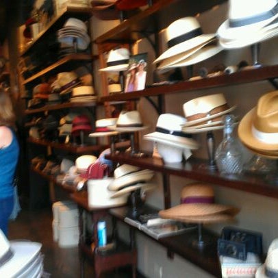 Foto scattata a Goorin Bros. Hat Shop - Park Slope da Mina V. il 5/26/2012
