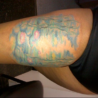 รูปภาพถ่ายที่ Ultimate Arts Tattoo โดย Chana H. เมื่อ 8/6/2012
