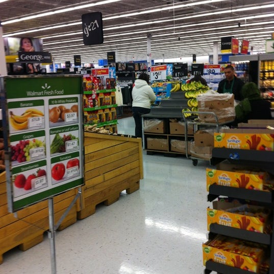 รูปภาพถ่ายที่ Walmart Supercentre โดย Alex C. เมื่อ 4/1/2012