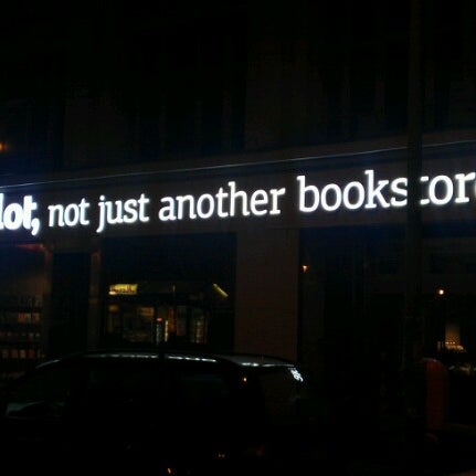 Foto diambil di ocelot, not just another bookstore oleh Frithjof K. pada 7/28/2012