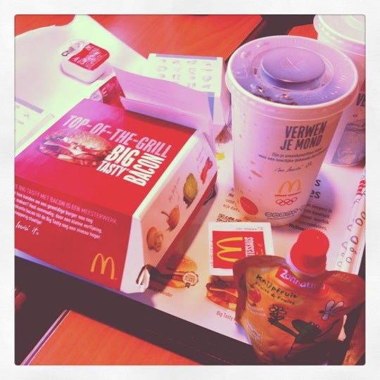 รูปภาพถ่ายที่ McDonald&#39;s โดย Dennis R. เมื่อ 4/9/2012