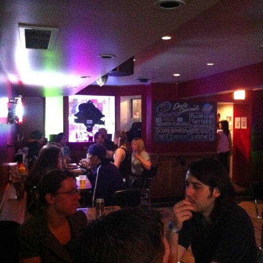 Das Foto wurde bei The Dugout Bar von Baker B. am 5/12/2012 aufgenommen