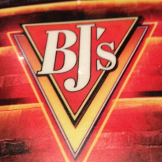 Photo taken at BJ&#39;s Restaurant &amp; Brewhouse by Jasmine on 8/21/2012