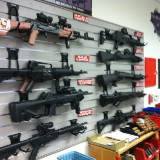 Foto scattata a The Gun Store da Joseph W. il 5/10/2012