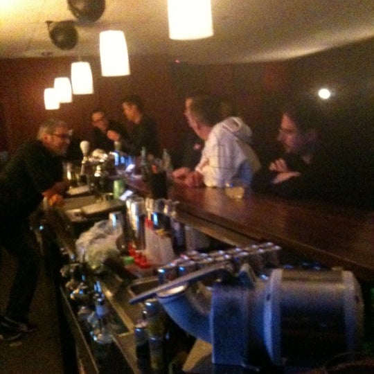 5/11/2012にNgahuia T.がBond Lounge Barで撮った写真