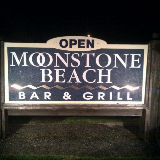 Foto tirada no(a) Moonstone Beach Bar &amp; Grill por Holger I. em 4/12/2012