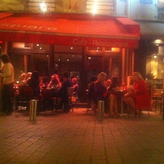 รูปภาพถ่ายที่ Square Saint-Honoré โดย Sandrine A. เมื่อ 9/1/2012