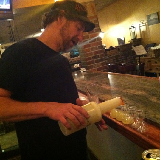 7/3/2012 tarihinde Cassie P.ziyaretçi tarafından Rex&#39;s American Grill and Bar'de çekilen fotoğraf