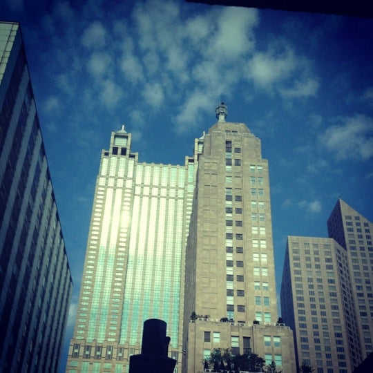 Photo taken at Hilton Chicago/Magnificent Mile Suites by Amusingly Q. on 7/14/2012