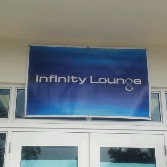 รูปภาพถ่ายที่ Infinity Lounge โดย Brett V. เมื่อ 7/18/2012