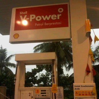 Photo taken at Shell by Ｊ工爪工モ JDT . on 3/18/2012