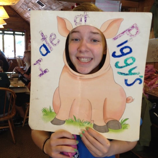 Foto tomada en Piggy&#39;s Restaurant  por Glen R. el 3/18/2012