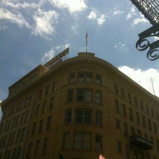 Снимок сделан в The Historic Crockett Hotel пользователем Bill B. 7/4/2012