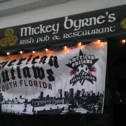 รูปภาพถ่ายที่ Mickey Byrne&#39;s Irish Pub โดย Pabony R. เมื่อ 6/3/2012