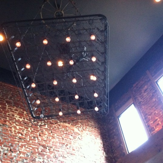 Foto diambil di Boundary Road Restaurant oleh Samantha L. pada 4/27/2012