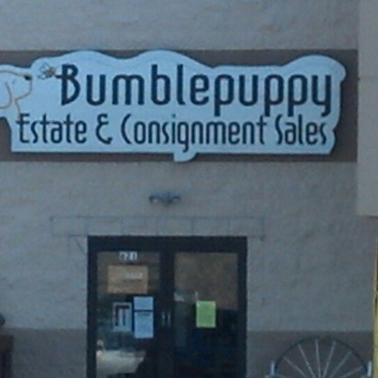 รูปภาพถ่ายที่ Bumblepuppy Sales โดย Norbert W. เมื่อ 7/12/2012