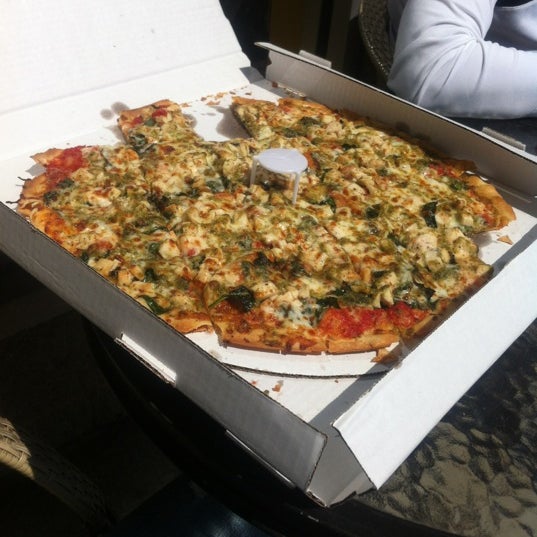 4/19/2012 tarihinde Mildrd J.ziyaretçi tarafından My Pie Pizza &amp; Li&#39;l Guys Sandwiches'de çekilen fotoğraf