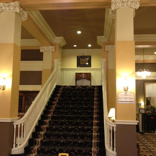 Das Foto wurde bei Peery Hotel von 44 North V. am 2/10/2012 aufgenommen