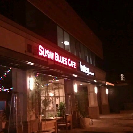 รูปภาพถ่ายที่ Sushi Blues Cafe โดย Collins L. เมื่อ 9/6/2012