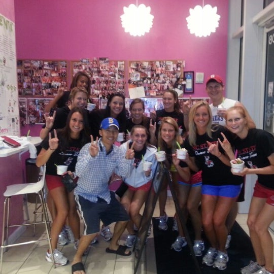 Foto diambil di Yogurberry Frozen Yogurt Café oleh Brian pada 8/31/2012