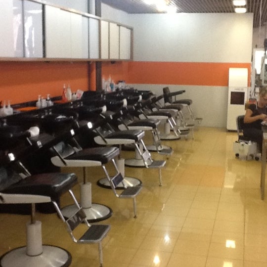 4/26/2012 tarihinde Rodrigo T.ziyaretçi tarafından Kaze Hair Studio Mooca'de çekilen fotoğraf