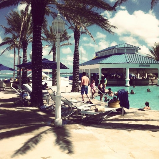 Foto tirada no(a) Melia Nassau Beach - Main Pool por Robert R. em 2/23/2012