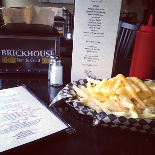 Photo prise au The Brickhouse Bar &amp; Grill par Alice V. le5/21/2012