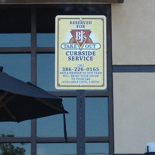 Foto scattata a BJ&#39;s Restaurant &amp; Brewhouse da Arva C. il 4/17/2012
