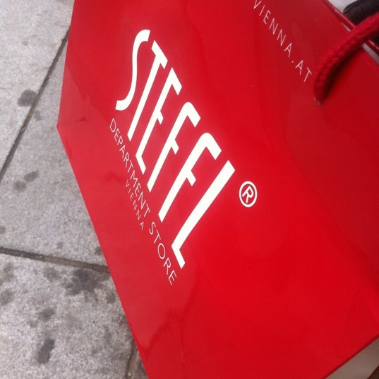 Foto tirada no(a) Steffl Department Store por krisd t. em 5/3/2012