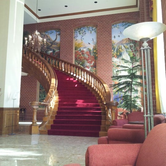 Foto diambil di The Lincoln Marriott Cornhusker Hotel oleh Lucio M. pada 7/29/2012