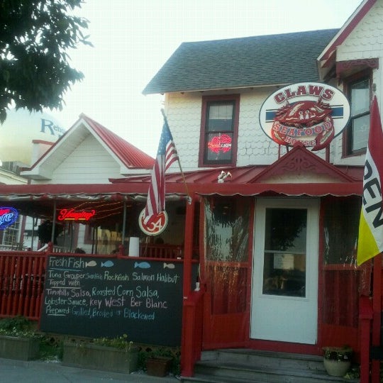 รูปภาพถ่ายที่ Claws Seafood House โดย Jena เมื่อ 7/2/2012