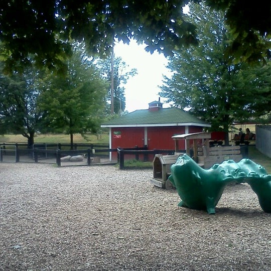 7/29/2012 tarihinde ᴡ K.ziyaretçi tarafından The Children&#39;s Zoo at Celebration Square'de çekilen fotoğraf