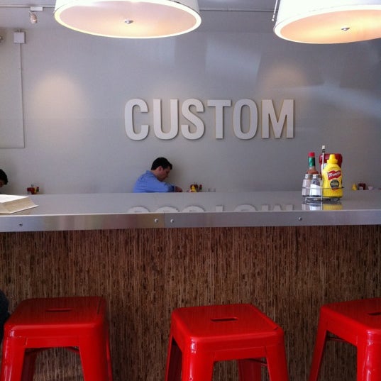 Foto diambil di Custom Burger oleh Gabriel H. pada 3/5/2012