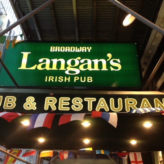 Снимок сделан в Langan&#39;s Pub &amp; Restaurant пользователем Barefoot Gypsy 7/28/2012