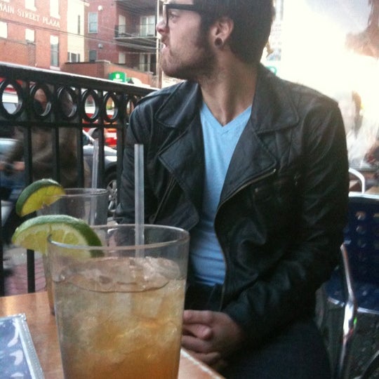 Foto tomada en Home Grown Cafe  por Carly S. el 4/7/2012